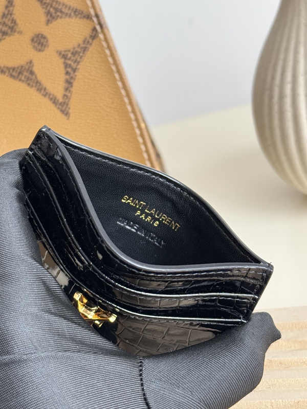 イヴサンローラン財布着用イメージ